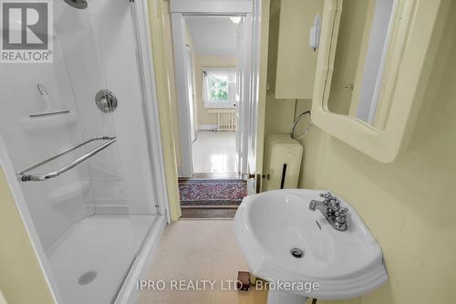 54 Canal Street, St. Catharines, ON - Indoor Photo Showing Bathroom