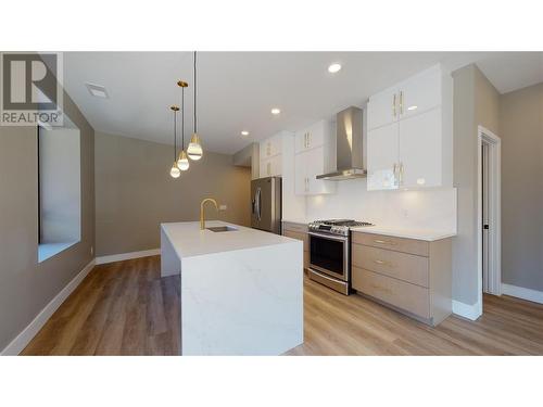 529 Truswell Road Unit# 101, Kelowna, BC - Indoor Photo Showing Kitchen With Upgraded Kitchen