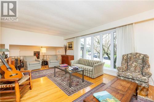 14 Silver Aspen Crescent, Ottawa, ON - Indoor Photo Showing Living Room