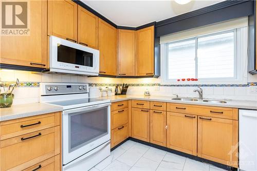 14 Silver Aspen Crescent, Ottawa, ON - Indoor Photo Showing Kitchen With Double Sink