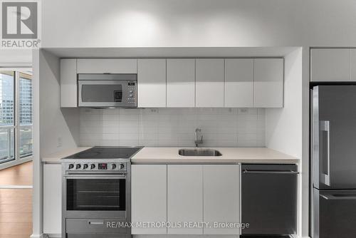 702 - 85 Queens Wharf Road, Toronto (Waterfront Communities), ON - Indoor Photo Showing Kitchen