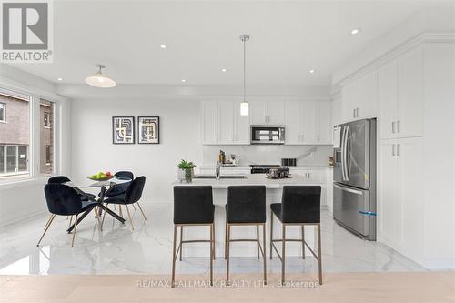 77 Schmeltzer Crescent, Richmond Hill, ON - Indoor Photo Showing Kitchen With Upgraded Kitchen