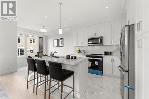 77 Schmeltzer Crescent, Richmond Hill, ON - Indoor Photo Showing Kitchen With Upgraded Kitchen