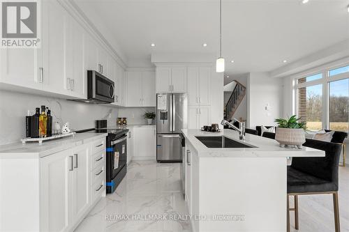 77 Schmeltzer Crescent, Richmond Hill, ON - Indoor Photo Showing Kitchen With Upgraded Kitchen