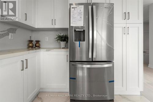 77 Schmeltzer Crescent, Richmond Hill, ON - Indoor Photo Showing Kitchen