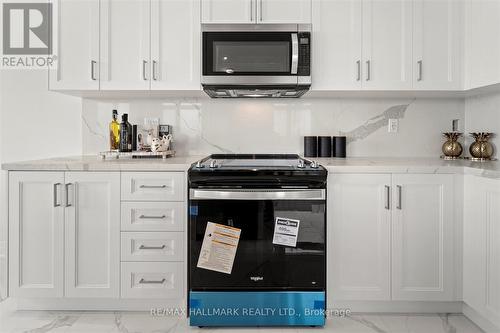 77 Schmeltzer Crescent, Richmond Hill, ON - Indoor Photo Showing Kitchen