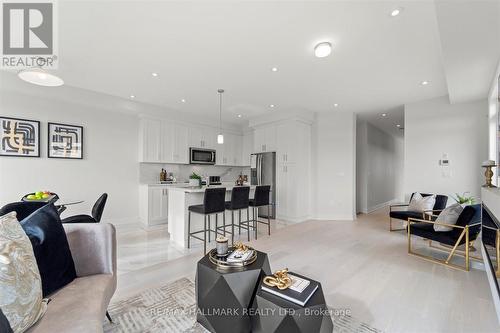 77 Schmeltzer Crescent, Richmond Hill, ON - Indoor Photo Showing Living Room