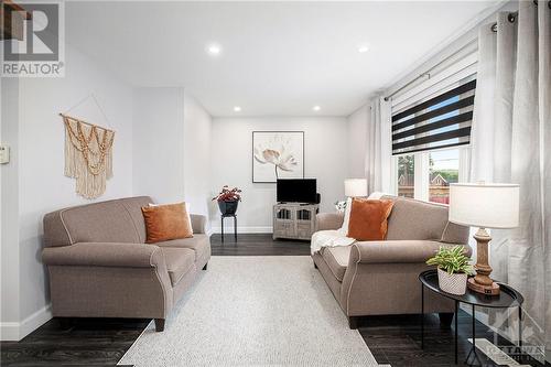 373 Raglan Street N, Renfrew, ON - Indoor Photo Showing Living Room