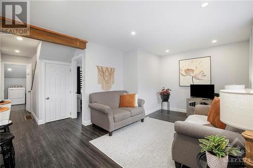 373 Raglan Street N, Renfrew, ON - Indoor Photo Showing Living Room