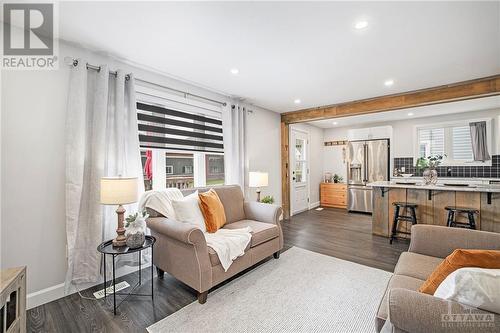 373 Raglan Street N, Renfrew, ON - Indoor Photo Showing Living Room