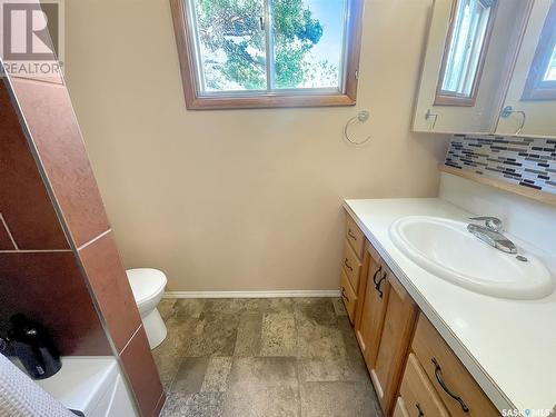 1110 Chaplin Street E, Swift Current, SK - Indoor Photo Showing Bathroom