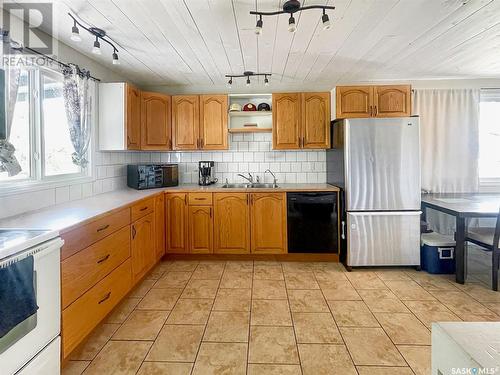 1110 Chaplin Street E, Swift Current, SK - Indoor Photo Showing Kitchen With Double Sink