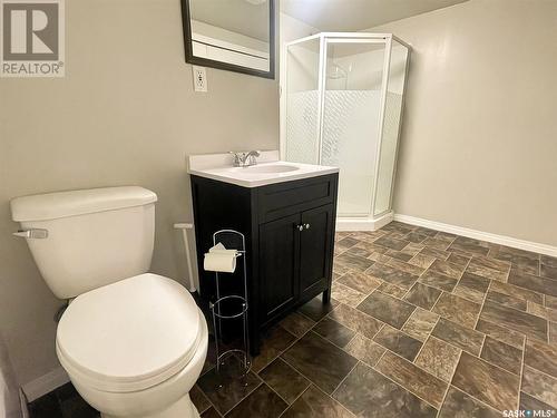 1110 Chaplin Street E, Swift Current, SK - Indoor Photo Showing Bathroom