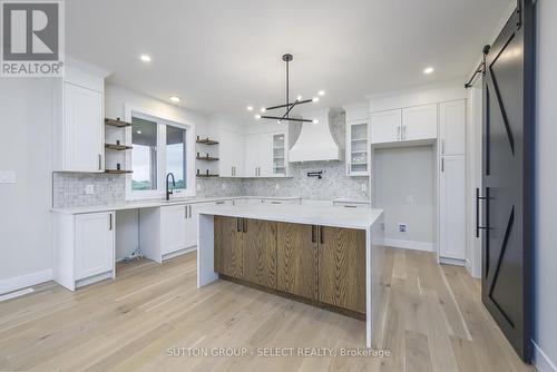 71 Wayside Lane, Southwold (Talbotville), ON - Indoor Photo Showing Kitchen With Upgraded Kitchen