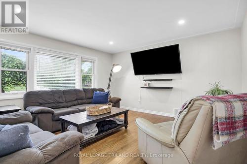 1447 Adelaide Street N, London, ON - Indoor Photo Showing Living Room