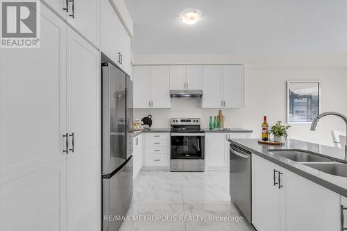 135 Connell Drive, Georgina (Keswick North), ON - Indoor Photo Showing Kitchen With Double Sink With Upgraded Kitchen