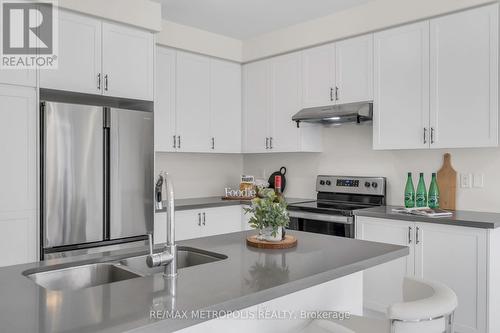 135 Connell Drive, Georgina (Keswick North), ON - Indoor Photo Showing Kitchen With Double Sink With Upgraded Kitchen