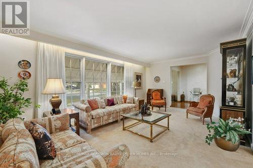 23 Balding Court, Toronto (St. Andrew-Windfields), ON - Indoor Photo Showing Living Room