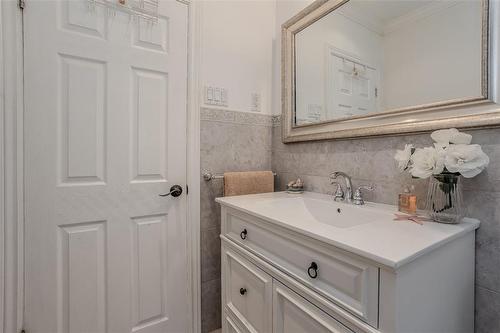 483 Walnut Crescent, Burlington, ON - Indoor Photo Showing Bathroom