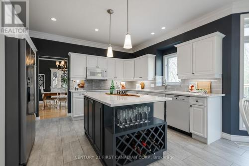 66 Valleyview Crescent, Thames Centre (Dorchester), ON - Indoor Photo Showing Kitchen With Upgraded Kitchen