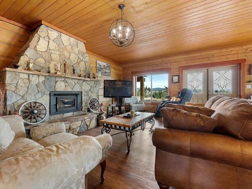 8510 Tranquille Criss Crk Road, Kamloops, BC - Indoor Photo Showing Living Room With Fireplace