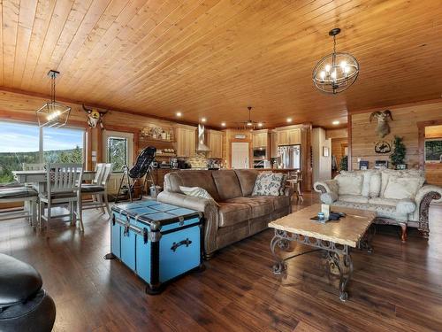 8510 Tranquille Criss Crk Road, Kamloops, BC - Indoor Photo Showing Living Room