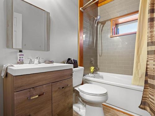 8510 Tranquille Criss Crk Road, Kamloops, BC - Indoor Photo Showing Bathroom