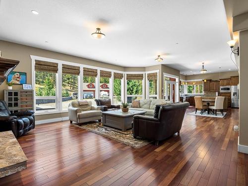 2555 Pratt Road, Kamloops, BC - Indoor Photo Showing Living Room