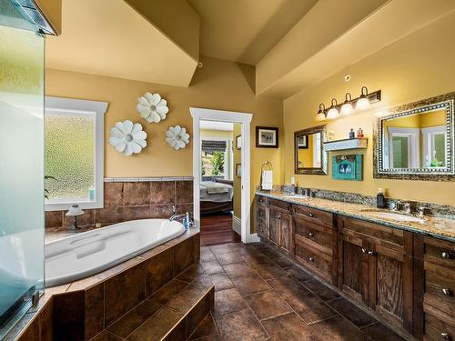 2555 Pratt Road, Kamloops, BC - Indoor Photo Showing Bathroom