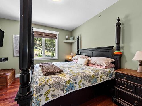 2555 Pratt Road, Kamloops, BC - Indoor Photo Showing Bedroom