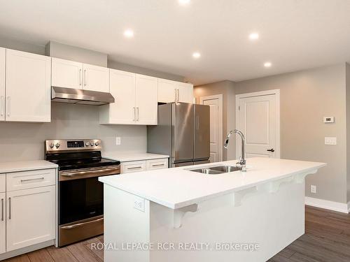 106-17 Centre St, Orangeville, ON - Indoor Photo Showing Kitchen With Double Sink With Upgraded Kitchen