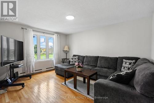 16 Mary Street W, Kawartha Lakes (Lindsay), ON - Indoor Photo Showing Living Room