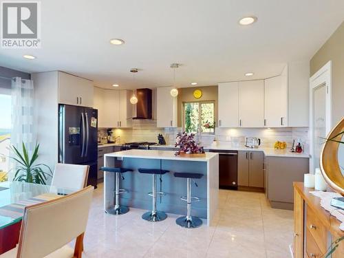 3806 Trail Place, Powell River, BC - Indoor Photo Showing Kitchen