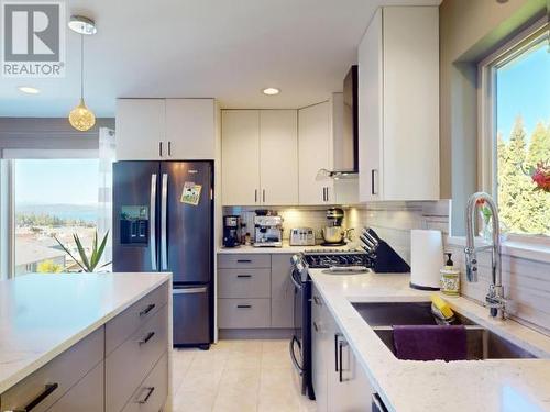 3806 Trail Place, Powell River, BC - Indoor Photo Showing Kitchen With Double Sink With Upgraded Kitchen