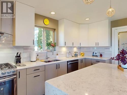 3806 Trail Place, Powell River, BC - Indoor Photo Showing Kitchen With Double Sink With Upgraded Kitchen