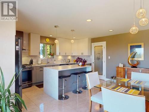 3806 Trail Place, Powell River, BC - Indoor Photo Showing Kitchen With Upgraded Kitchen