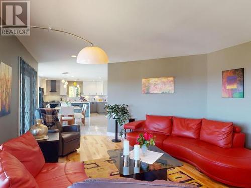 3806 Trail Place, Powell River, BC - Indoor Photo Showing Living Room