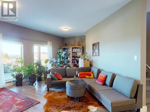 3806 Trail Place, Powell River, BC - Indoor Photo Showing Living Room