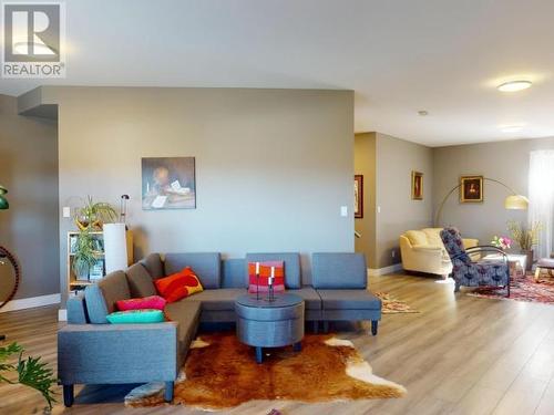 3806 Trail Place, Powell River, BC - Indoor Photo Showing Living Room