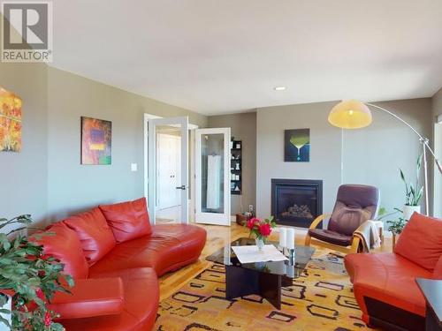 3806 Trail Place, Powell River, BC - Indoor Photo Showing Living Room With Fireplace