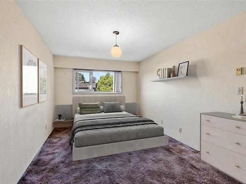 204-2286 Henry Ave, Sidney, BC - Indoor Photo Showing Bedroom