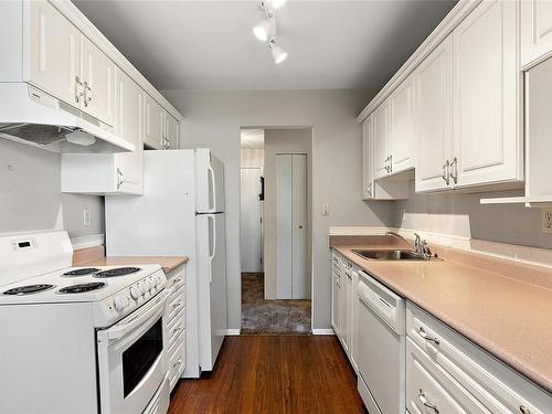 204-2286 Henry Ave, Sidney, BC - Indoor Photo Showing Kitchen