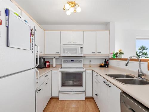 3210-27 Island Hwy South, Campbell River, BC - Indoor Photo Showing Kitchen With Double Sink