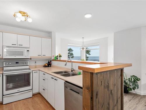 3210-27 Island Hwy South, Campbell River, BC - Indoor Photo Showing Kitchen With Double Sink