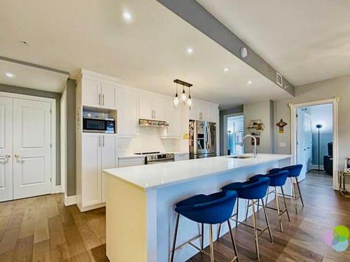 Cuisine - 201-4060 Boul. Des Sources, Dollard-Des-Ormeaux, QC - Indoor Photo Showing Kitchen With Upgraded Kitchen