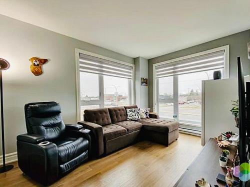 Salon - 201-4060 Boul. Des Sources, Dollard-Des-Ormeaux, QC - Indoor Photo Showing Living Room