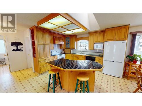 1002 Maple Heights Road, Quesnel, BC - Indoor Photo Showing Kitchen