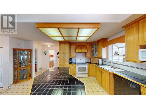 1002 Maple Heights Road, Quesnel, BC - Indoor Photo Showing Kitchen