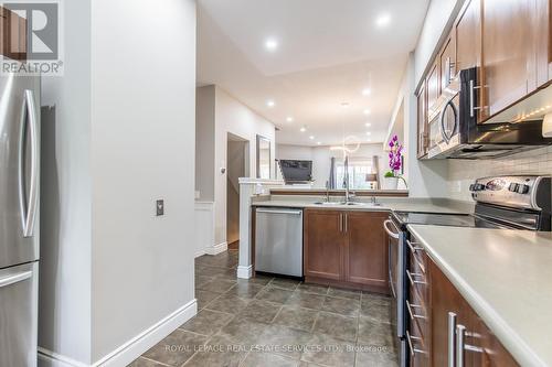 10 - 5080 Fairview Street, Burlington (Appleby), ON - Indoor Photo Showing Kitchen With Double Sink With Upgraded Kitchen