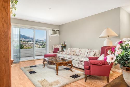 102-3808 35 Avenue, Vernon, BC - Indoor Photo Showing Living Room